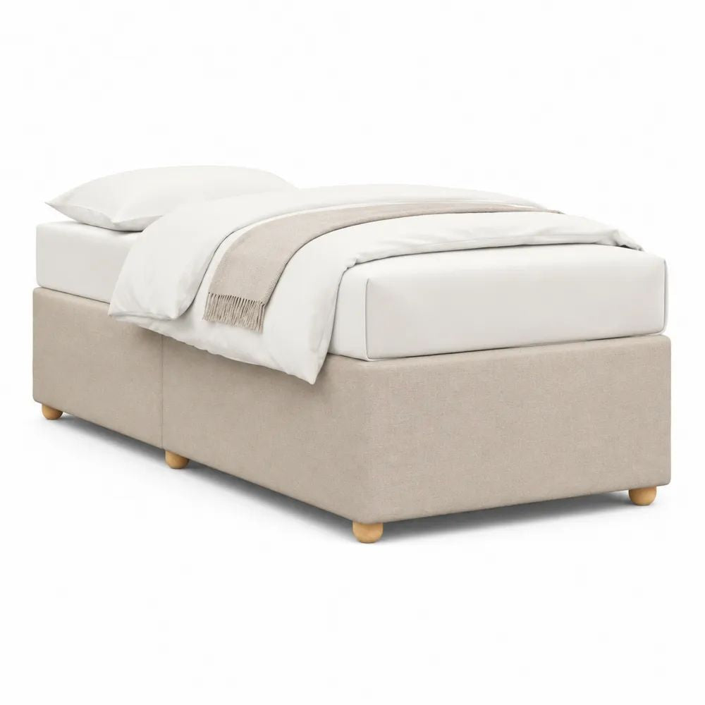 Lit simple rembourré en tissu beige avec sommier plateforme sans tête de lit, pieds en bois, couchage 90 × 190 cm